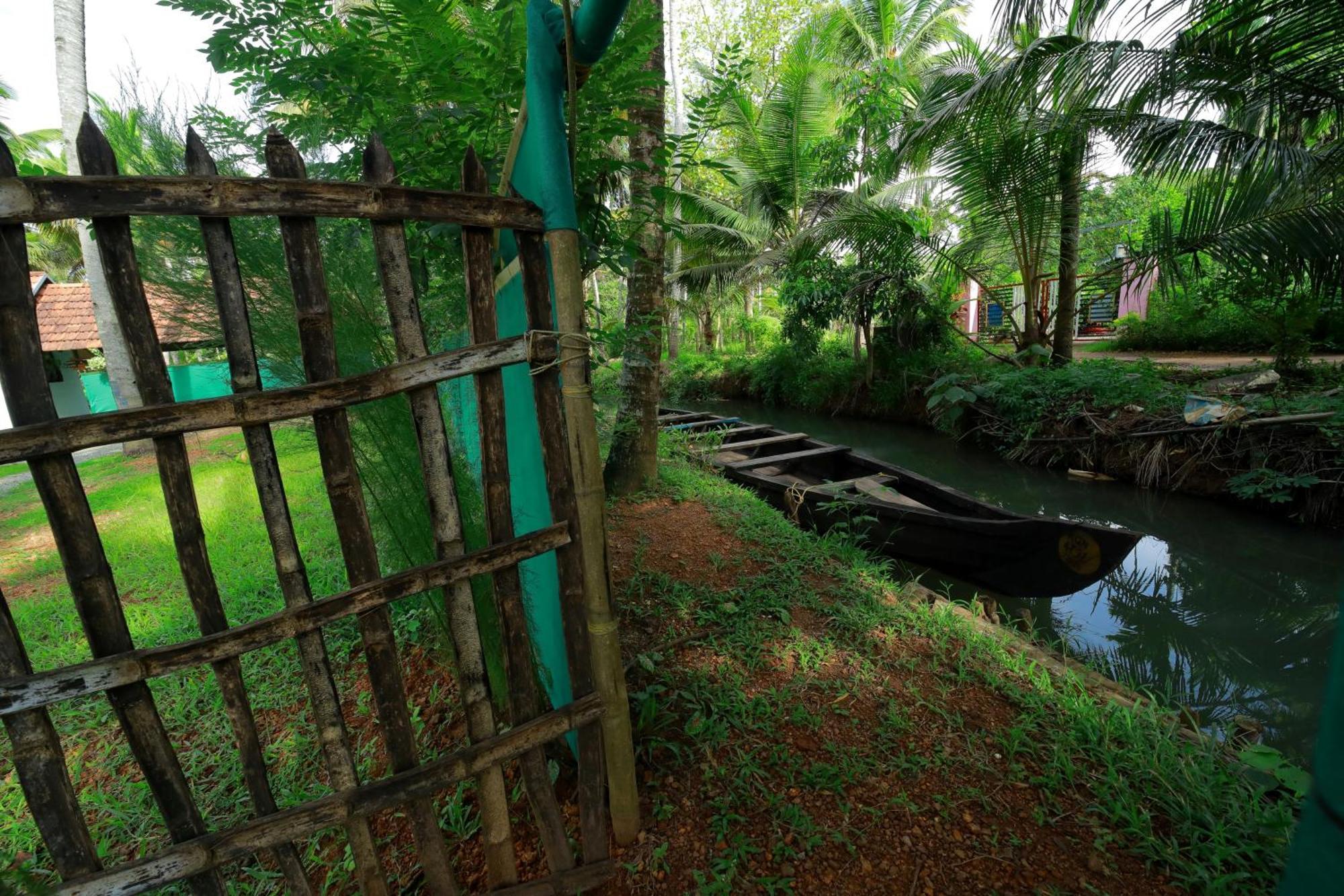 Prakruthi Residency Munroeisland Appartement Mundrothuruth Buitenkant foto